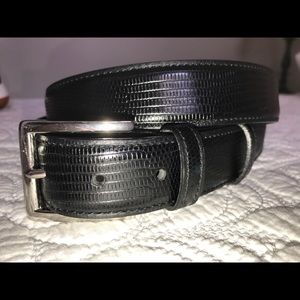 Banana Republic Italian leather belt in black.
